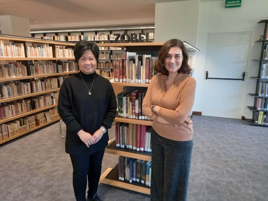 APRILLE TIJAM WITH INES VALLEJO, HEAD OF EXHIBITION PROJECT AT FUNDACION JUAN MARCH.
BEHIND IS THE REFERENCE SECTION CONTAINING ALL THE BOOKS DONATED BY FERNANDO ZOBEL TO THE FUNDACION JUAN MARCH.