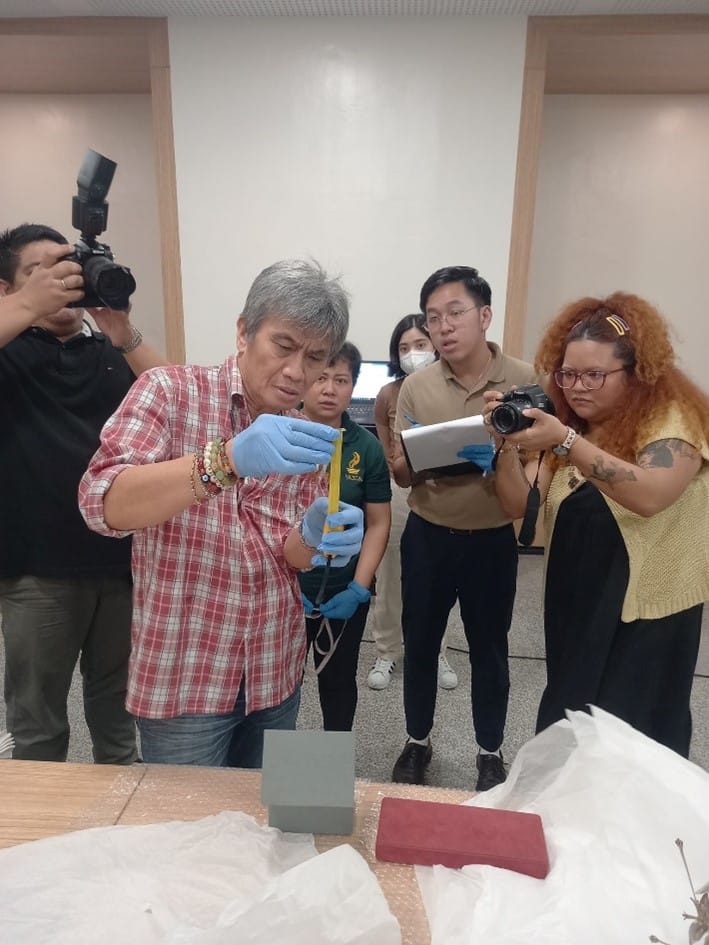 5 people looking at an object together.