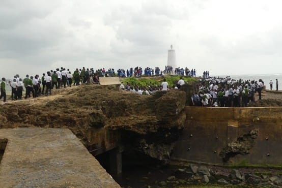 School group at Vasco da Gama pillar